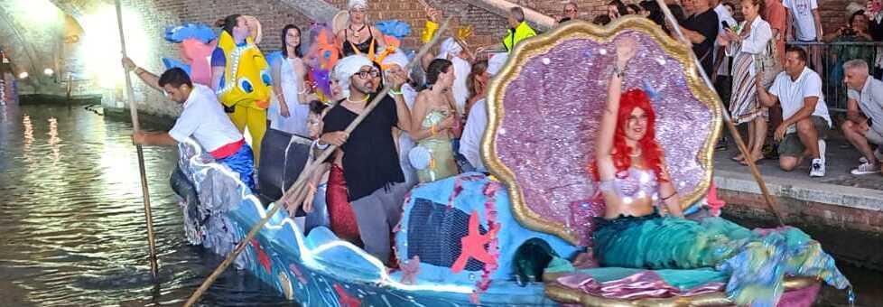 Comacchio, successo per il Carnevale sull’acqua