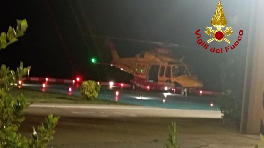 Perde il controllo dell’auto, viene sbalzato fuori dall’abitacolo e resta schiacciato sotto la macchina: grave 23enne di Loceri