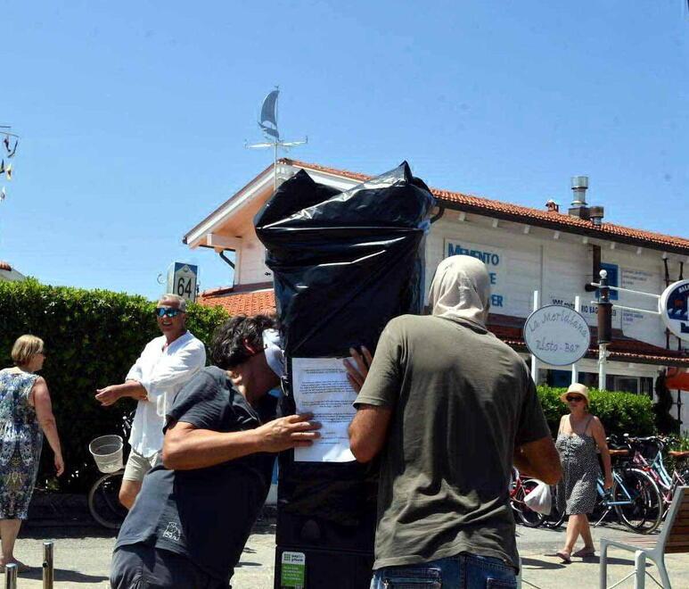 Marina di Massa, indossano i passamontagna e coprono i parchimetri: chi sono le “Brigate apuane di cittadinanza”