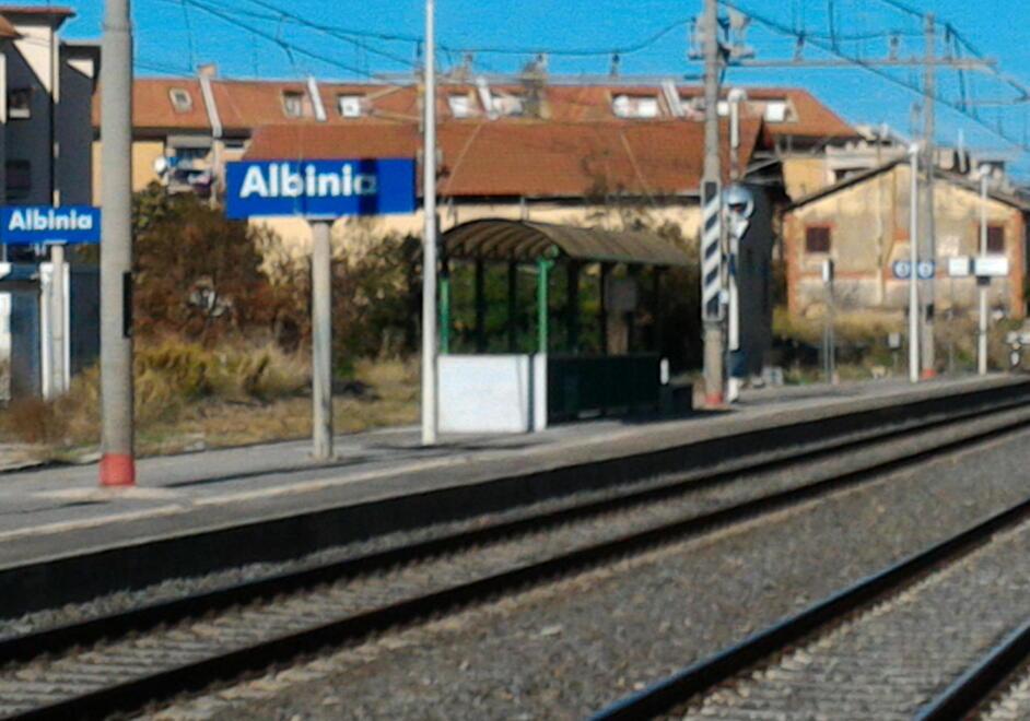 Albinia, salva una donna in mezzo ai binari: «L’ho afferrata e trascinata via»