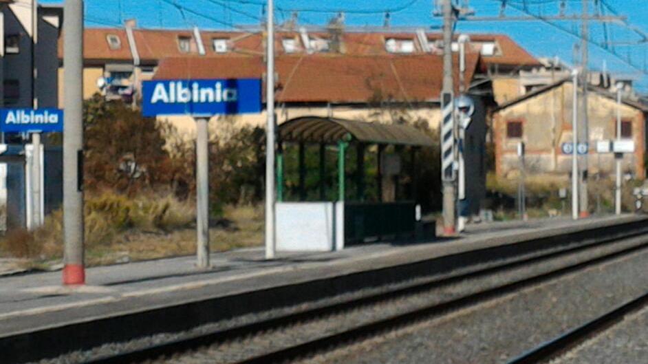 Albinia, salva una donna in mezzo ai binari: «L’ho afferrata e trascinata via»
