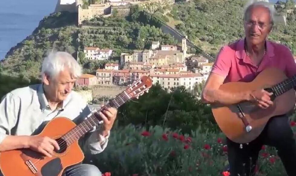 Argentario, i menestrelli “sfrattati” sono tornati in piazza