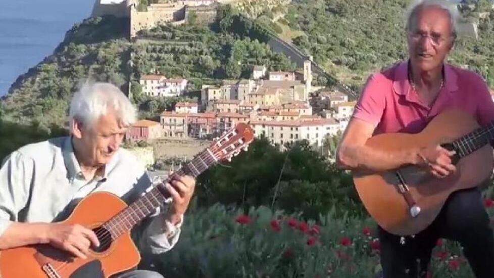 Argentario, i menestrelli “sfrattati” sono tornati in piazza