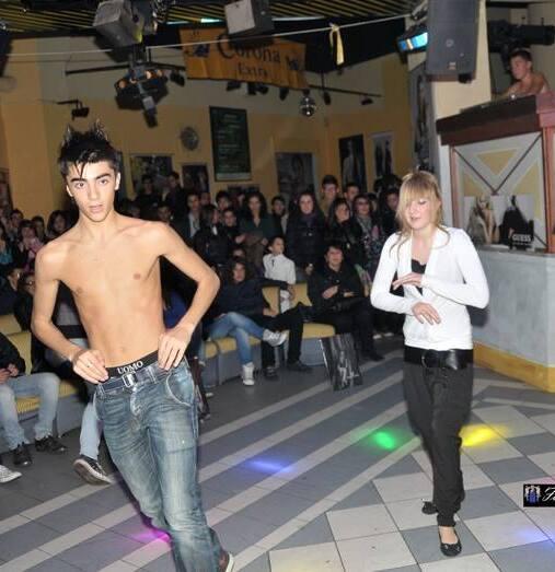 Kiss a Curraggia, defilè degli studenti e grandi balli: la storia dell’ex discoteca sequestrata 
