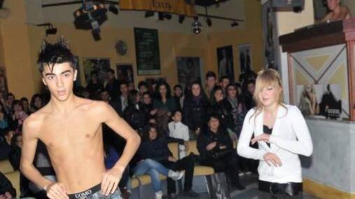 Kiss a Curraggia, defilè degli studenti e grandi balli: la storia dell’ex discoteca sequestrata