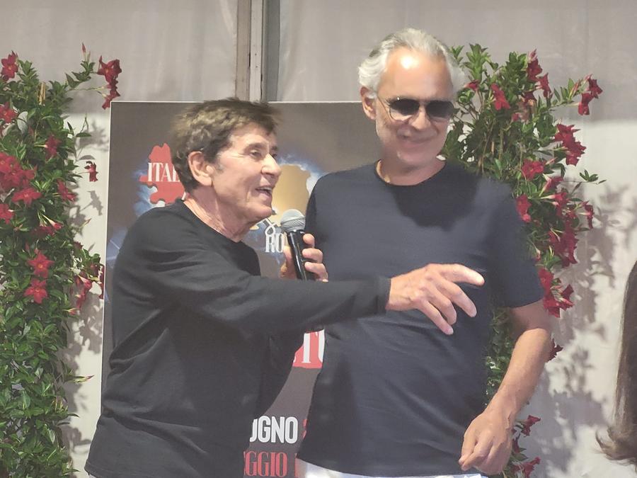 L’impegno degli artisti sul palco: «Oggi era importante esserci»
