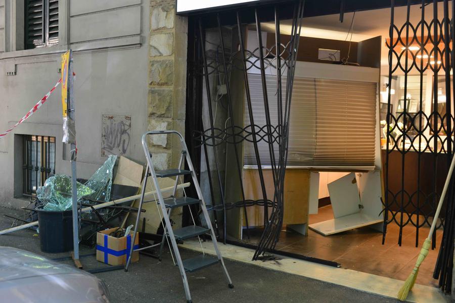 
	La vetrina della gioielleria sfondata

