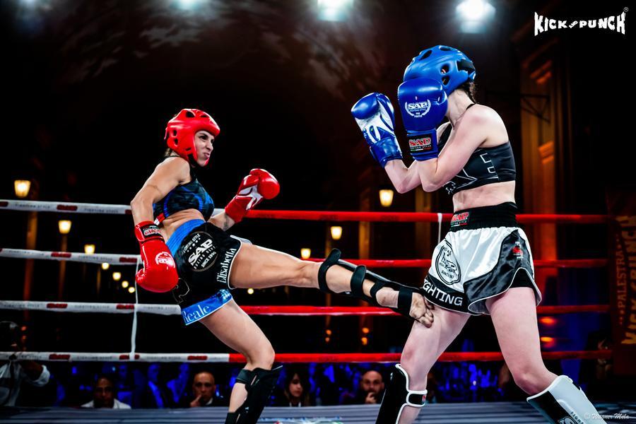 Kick and punch, Elisabetta Canalis vince ancora alla Reggia di Venaria