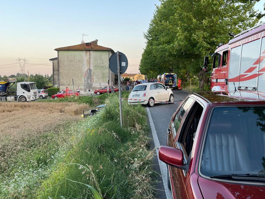 Chiesina Uzzanese, scontro fra due auto a Molin Nuovo: muore una donna