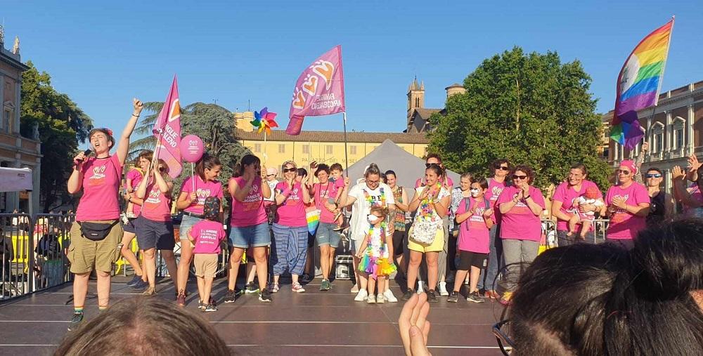 Le famiglie arcobaleno sul palco: «Lotteremo in tribunale e fuori»<br>
