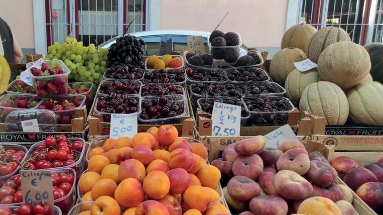 Ciliegie a 18 euro al chilo: frutta a prezzi folli dopo il maltempo. E c'è chi se ne approfitta