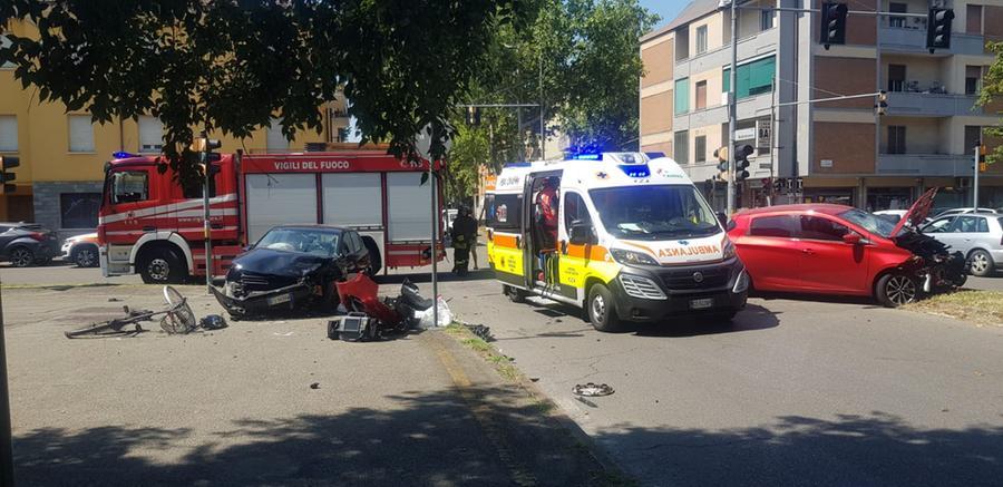 Modena, carambola tra auto: investito un ciclista