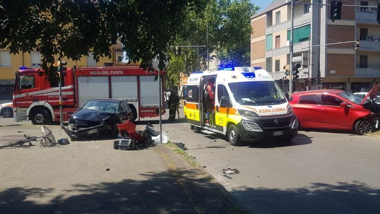 Modena, carambola tra auto: investito un ciclista