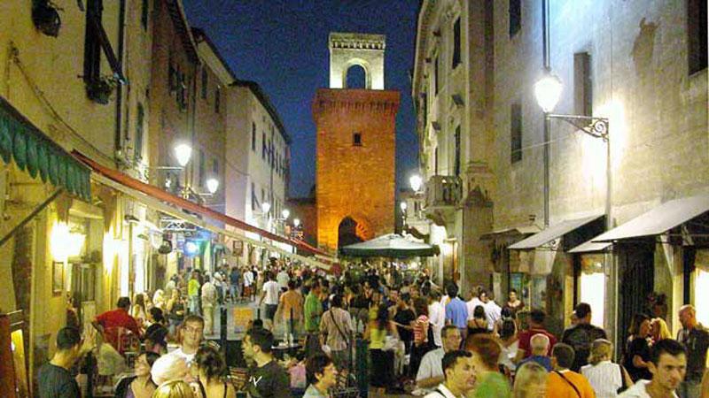 Piombino, musica di sera e tante proteste: viaggio tra gli imprenditori del centro che chiedono “tolleranza”