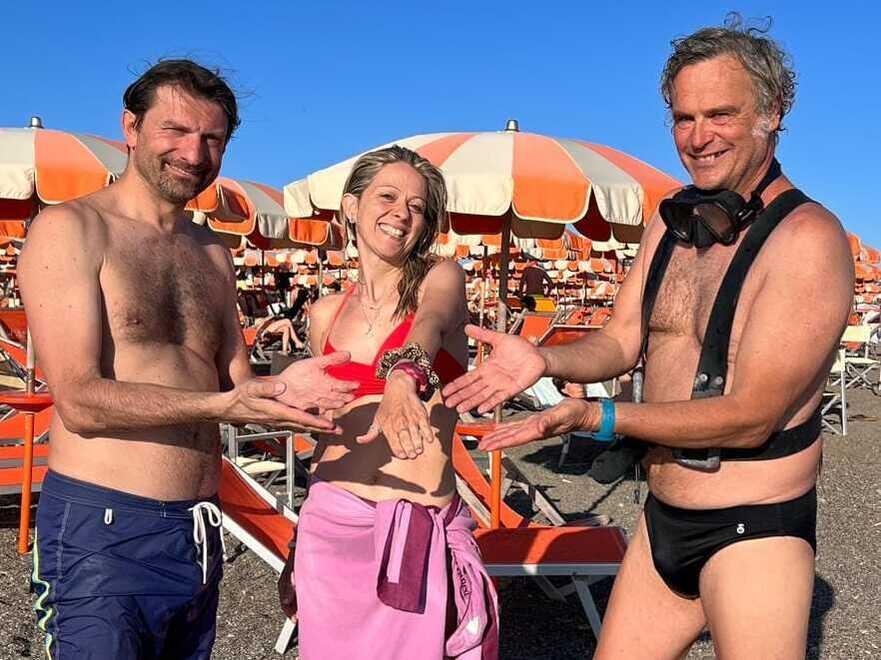 Cecina, perde l’anello di fidanzamento in mare: il mago del metal detector lo ritrova
