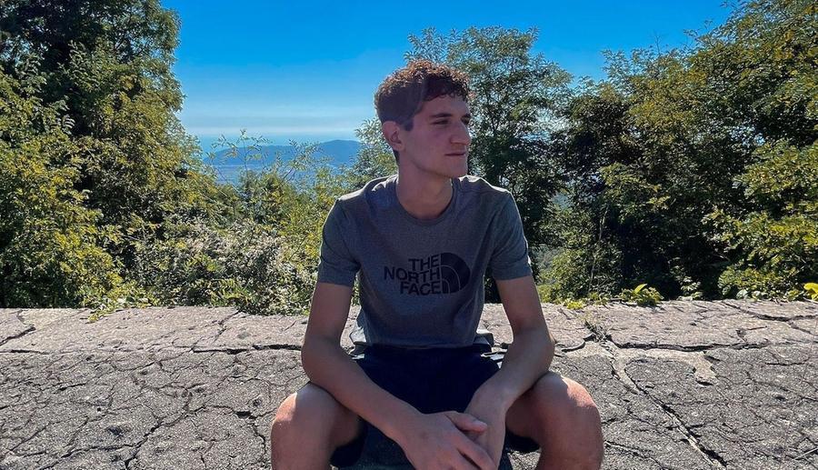 Lunigiana, cade dalla moto e muore a 19 anni