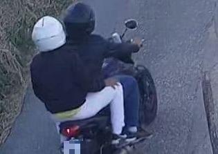 Pescia, scippatori in moto strappano la collana a un’anziana