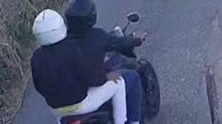 Pescia, scippatori in moto strappano la collana a un’anziana