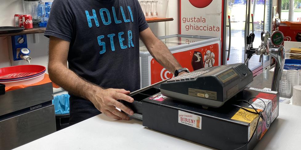 Lidi, occhio alla truffa dei 50 euro: due donne colpiscono nei negozi