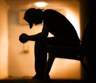 Modena, il portinaio orco: soldi e alcol al 16enne in cambio di sesso 