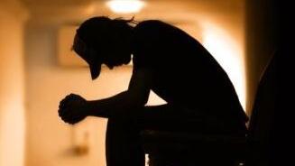 Modena, il portinaio orco: soldi e alcol al 16enne in cambio di sesso