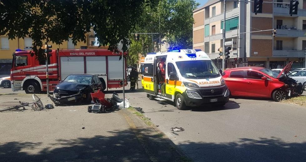 Modena, scontro tra due auto con carambola: investito un ciclista sul marciapiede 