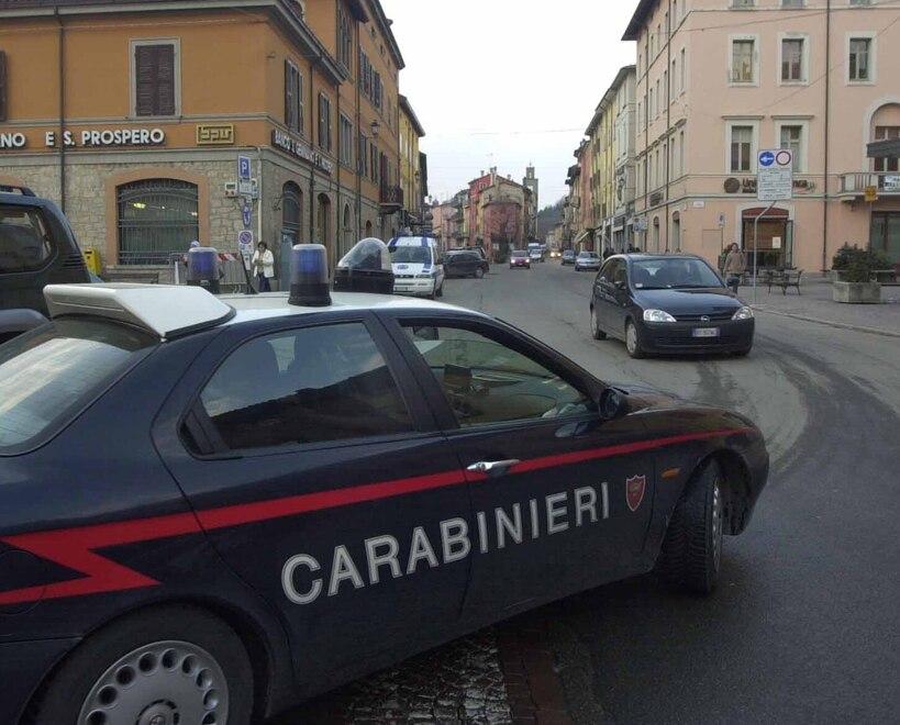 Pavullo, ubriaco va su tutte le furie e semina danni in centro