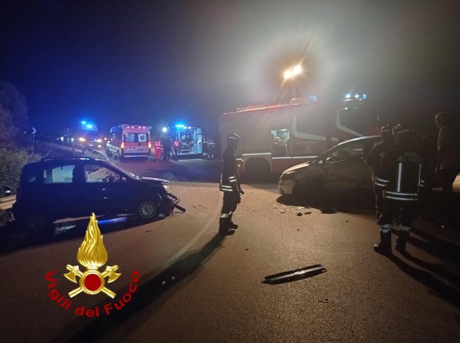 Palau, scontro fra auto nella notte: in ospedale padre e figlio