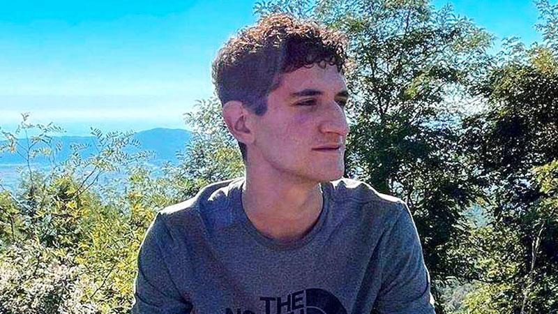 Morto in scooter a 20 anni, Alessandro tornava da un barbecue con gli amici. I ricordi: «I tuoi sogni saranno i nostri»