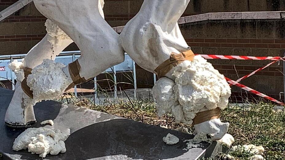 Grosseto, danneggiò la statua del Cavallino: condannato a un anno e tre mesi