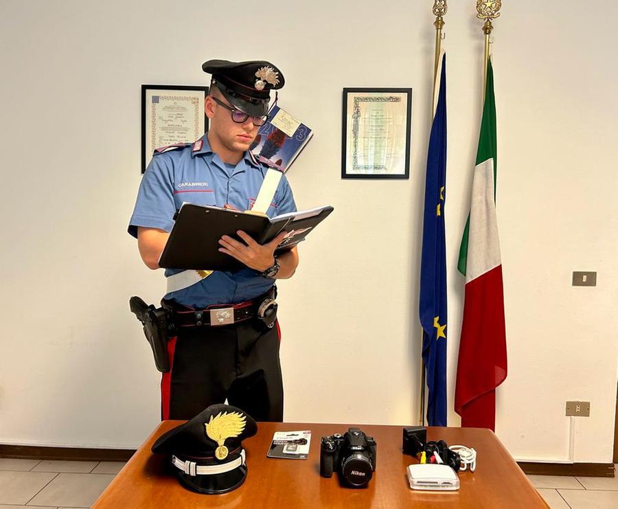 Scandiano, trova in vendita su internet l’attrezzatura fotografica rubatagli in casa