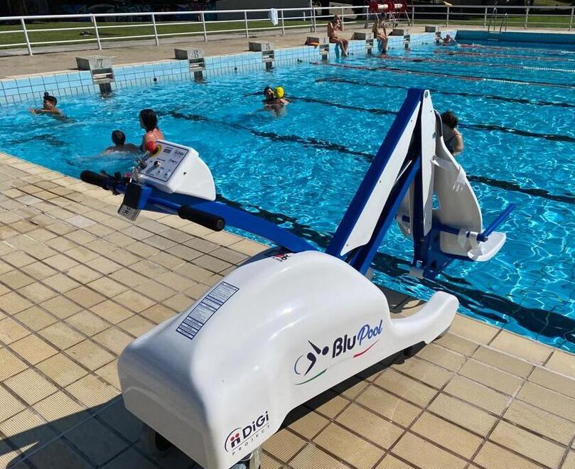 Vignola, nuovo sollevatore per disabili: «Utile per la piscina esterna» 