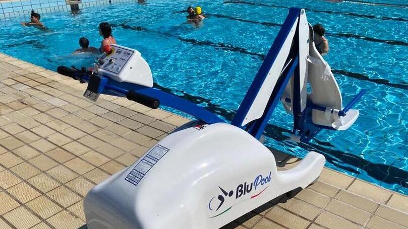 Vignola, nuovo sollevatore per disabili: «Utile per la piscina esterna»