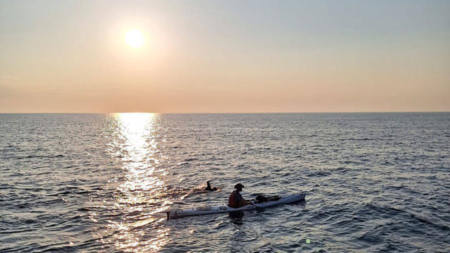 L’atleta 36enne Giorgio Riva ha nuotato da Capraia all’Elba
