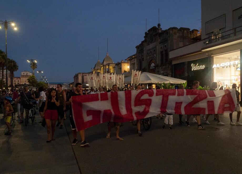 Strage di Viareggio, bandiere issate a mezz’asta e strade chiuse per il corteo