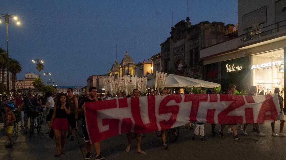Strage di Viareggio, bandiere issate a mezz’asta e strade chiuse per il corteo