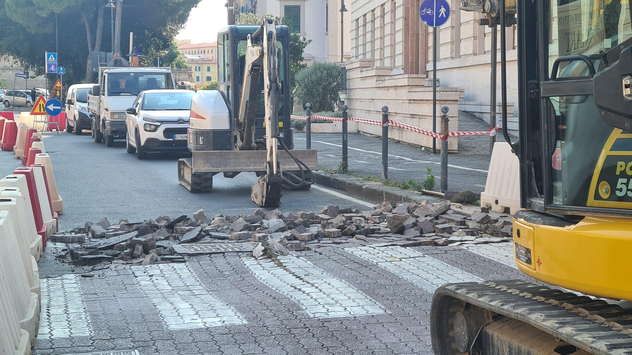 Livorno, si rifanno le strisce davanti al Comune: in città nuovi attraversamenti rialzati<br>
