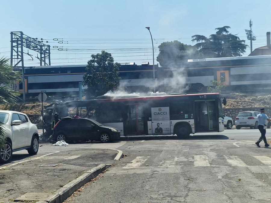 Grosseto, autobus a fuoco in centro: aveva fatto solo 300 chilometri