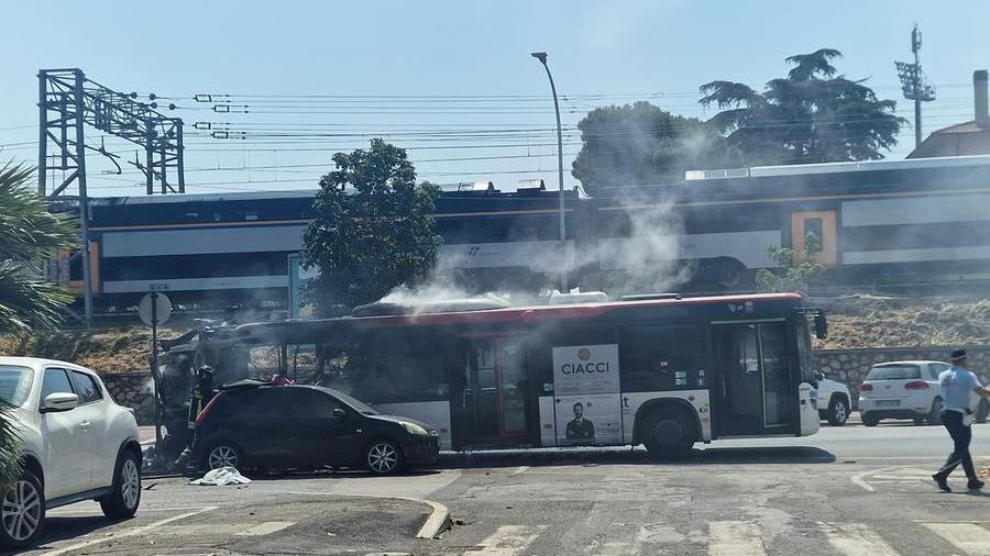 Grosseto, autobus a fuoco in centro: aveva fatto solo 300 chilometri