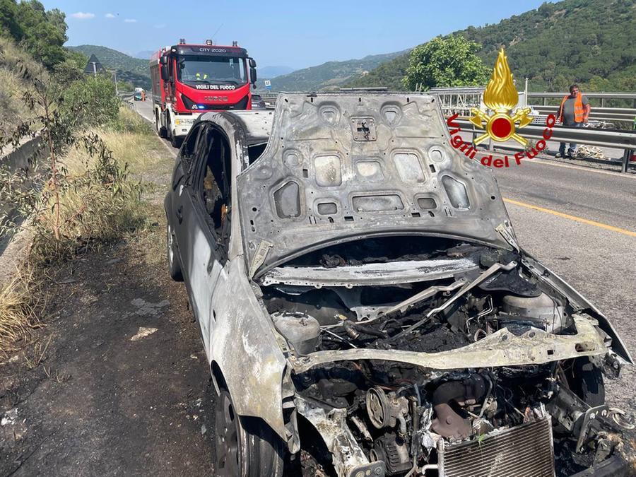
	L'auto andata distrutta dalle fiamme lungo la Statale 131

