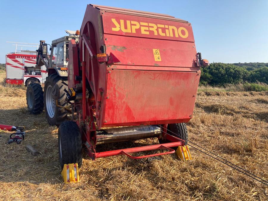 Muore un 43enne travolto dal trattore che si è ribaltato