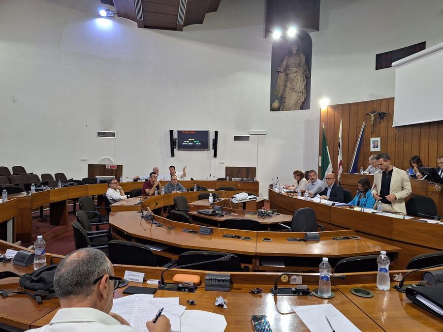 
	L'assessore Simone Prevete parla di fronte ai banchi della maggioranza semivuoti


