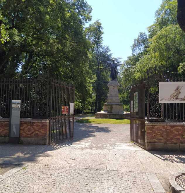 Modena. «Donna minacciata e colpita con sassate ai Giardini Ducali» 