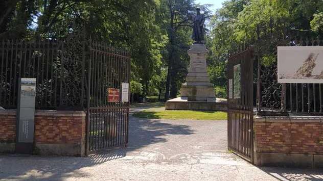 Modena. «Donna minacciata e colpita con sassate ai Giardini Ducali»