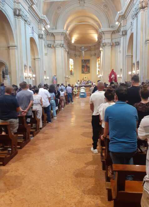 Quasi 500 persone a Formigine per l’addio a Stefano: «Ciao, grande amico»<br>
