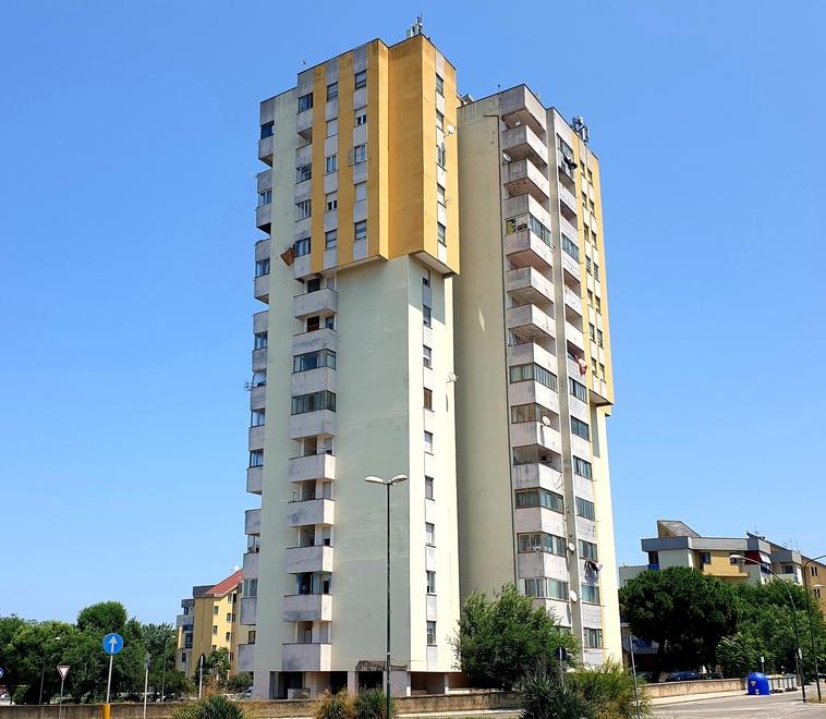 Sassari, i quattordici piani della vergogna: in 250 ci vivono senza ascensori