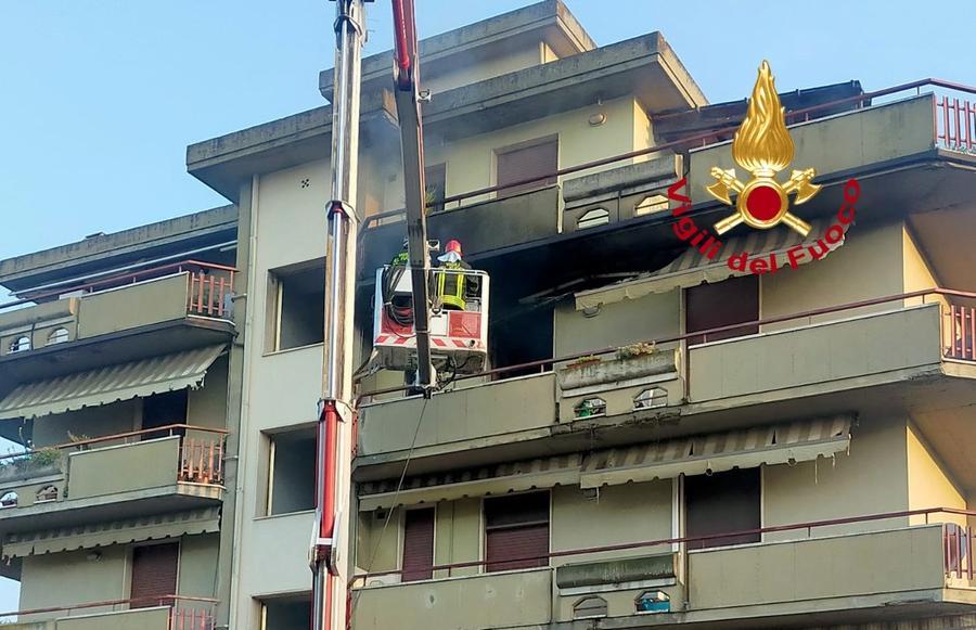 Certaldo, fiamme in un appartamento: soccorsa una persona