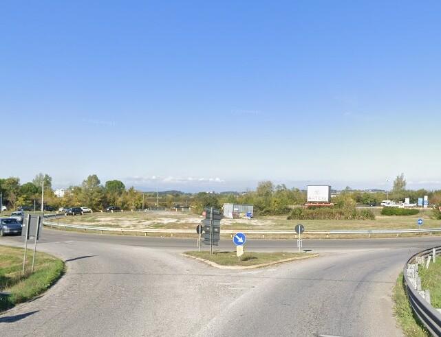Pontedera, dieci notti di interventi per asfaltare la rotatoria della superstrada