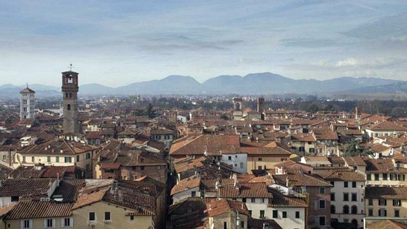 Lucca, seconde case e affitti turistici tirano il mercato immobiliare