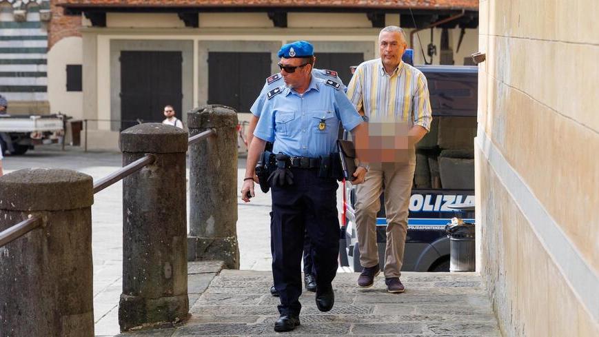 Donna uccisa a Pistoia, l’interrogatorio di garanzia al figlio: «Ruscio pressato dai creditori»